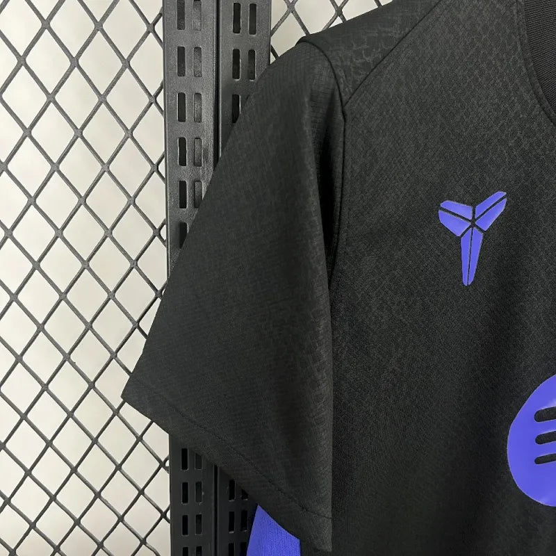 Camisa Pronta Entrega Barcelona Edição Kobe Bryant 2025/26 - Torcedor Masculina - Preta/Roxa