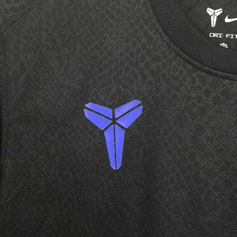 Camisa Pronta Entrega Barcelona Edição Kobe Bryant 2025/26 - Torcedor Masculina - Preta/Roxa