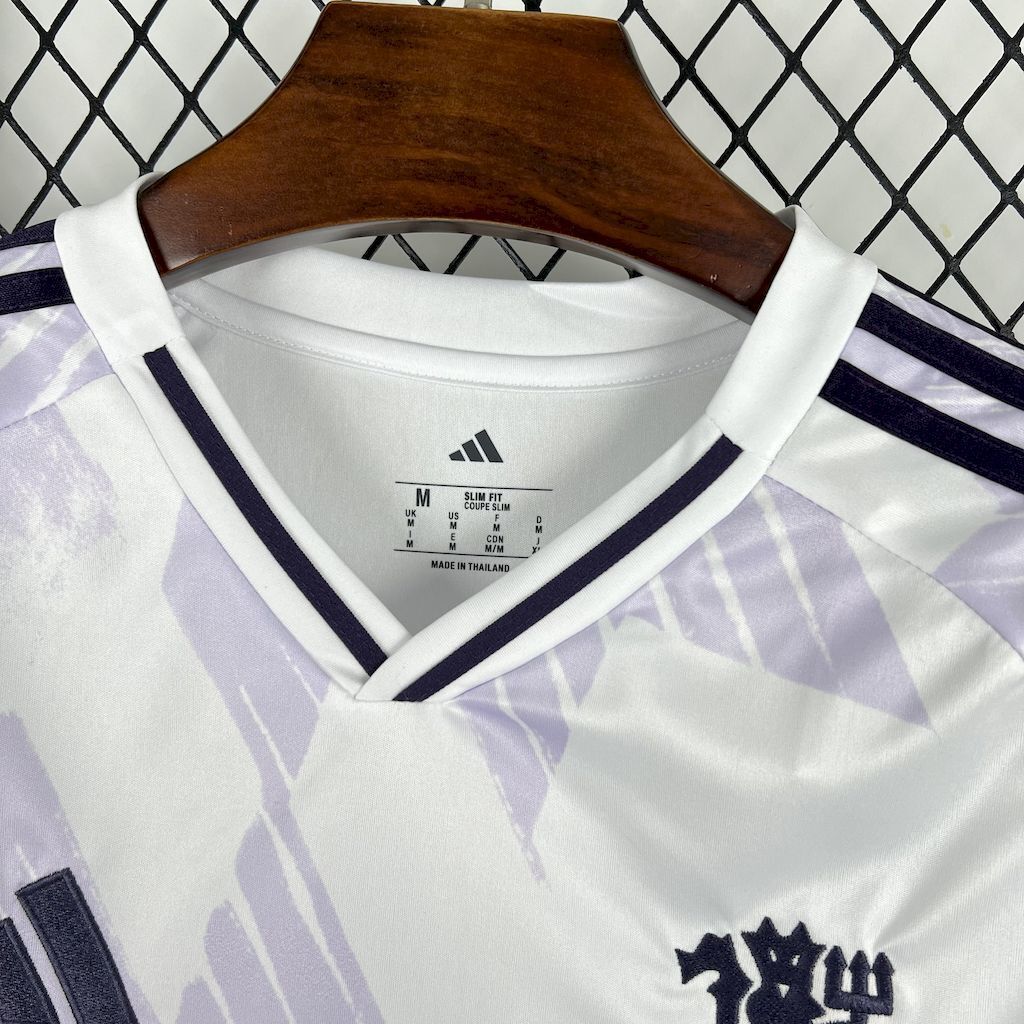 Camisa Pronta Entrega Manchester United Away 2025/26 - Adidas Torcedor Masculina - Branca/Lilás