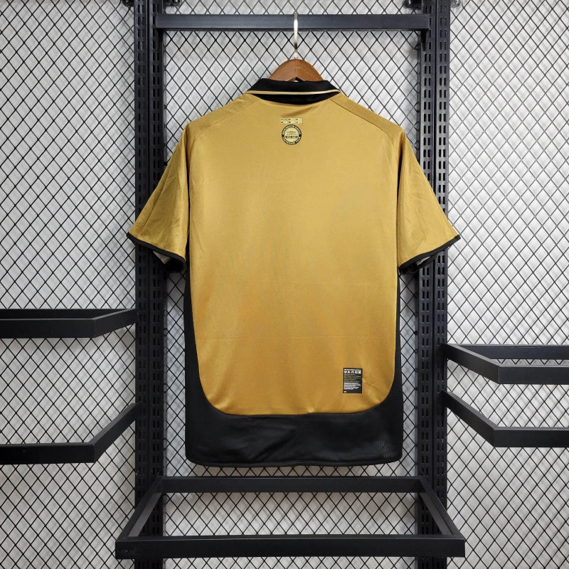 Camisa Pronta Entrega Manchester United Dupla Face 2001/02 - Umbro Retrô Masculina - Edição Especial 100 anos - Dourada/Branca