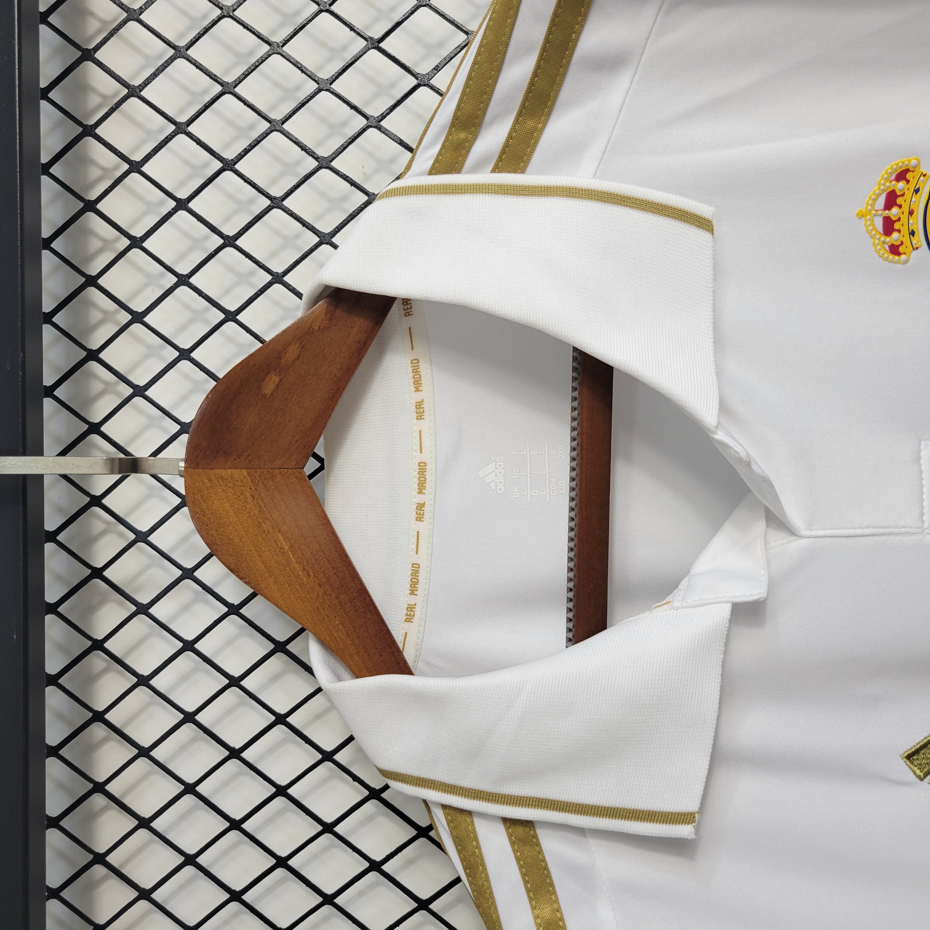 Camisa Manga Longa Pronta Entrega Real Madrid Home 2011/12 - Adidas Retrô Masculina - Branca/Dourada + Patchs Champions League
