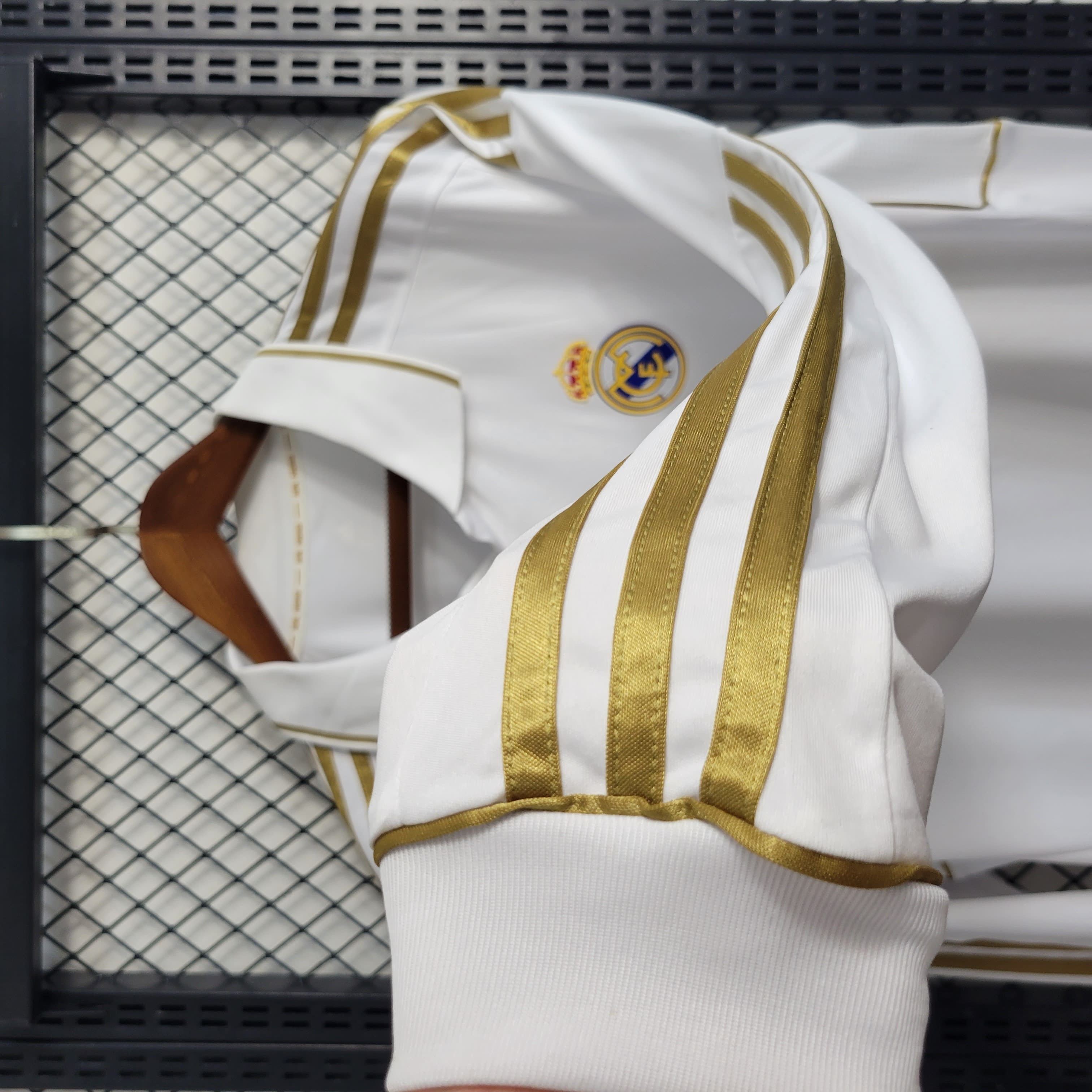 Camisa Manga Longa Pronta Entrega Real Madrid Home 2011/12 - Adidas Retrô Masculina - Branca/Dourada + Patchs Champions League