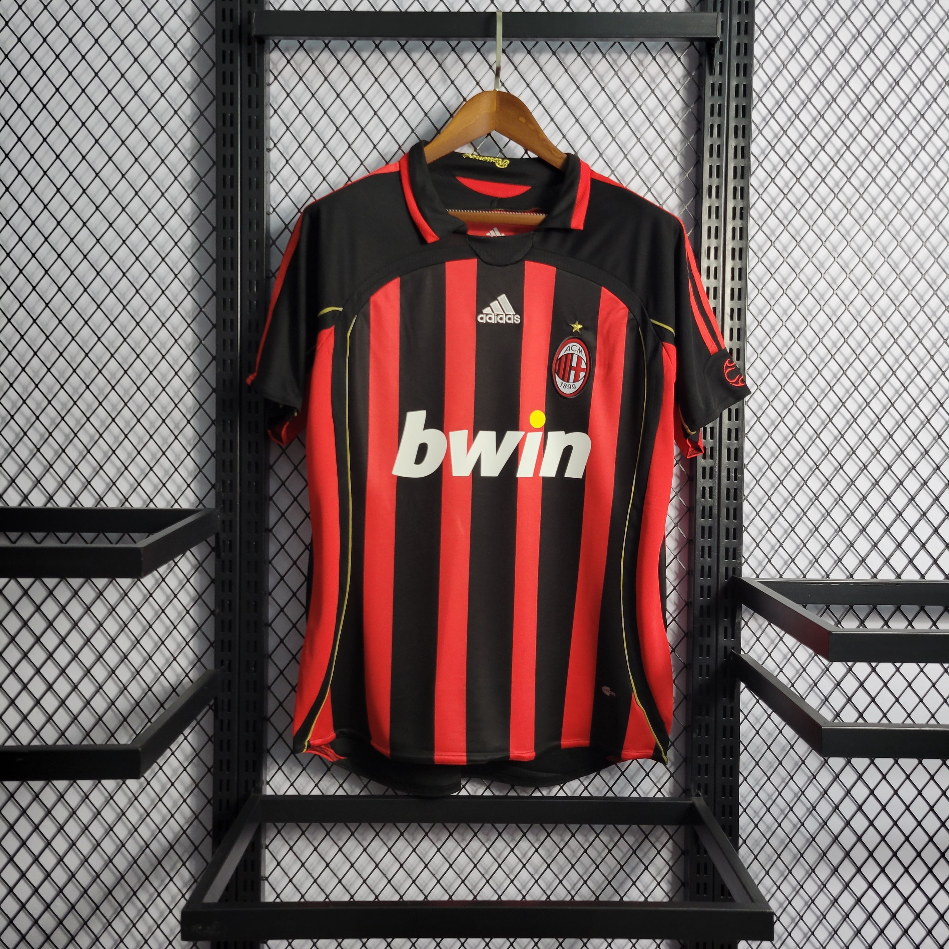 camisa-pronta-entrega-ac-milan-rossoneri-home-titular-1-2006-07-adidas-retro-masculina-masculino-bwin-vermelho-vermelha-preto-preta-kaka-sheva-shevchenko-pirlo-seedorf-nesta-maldini