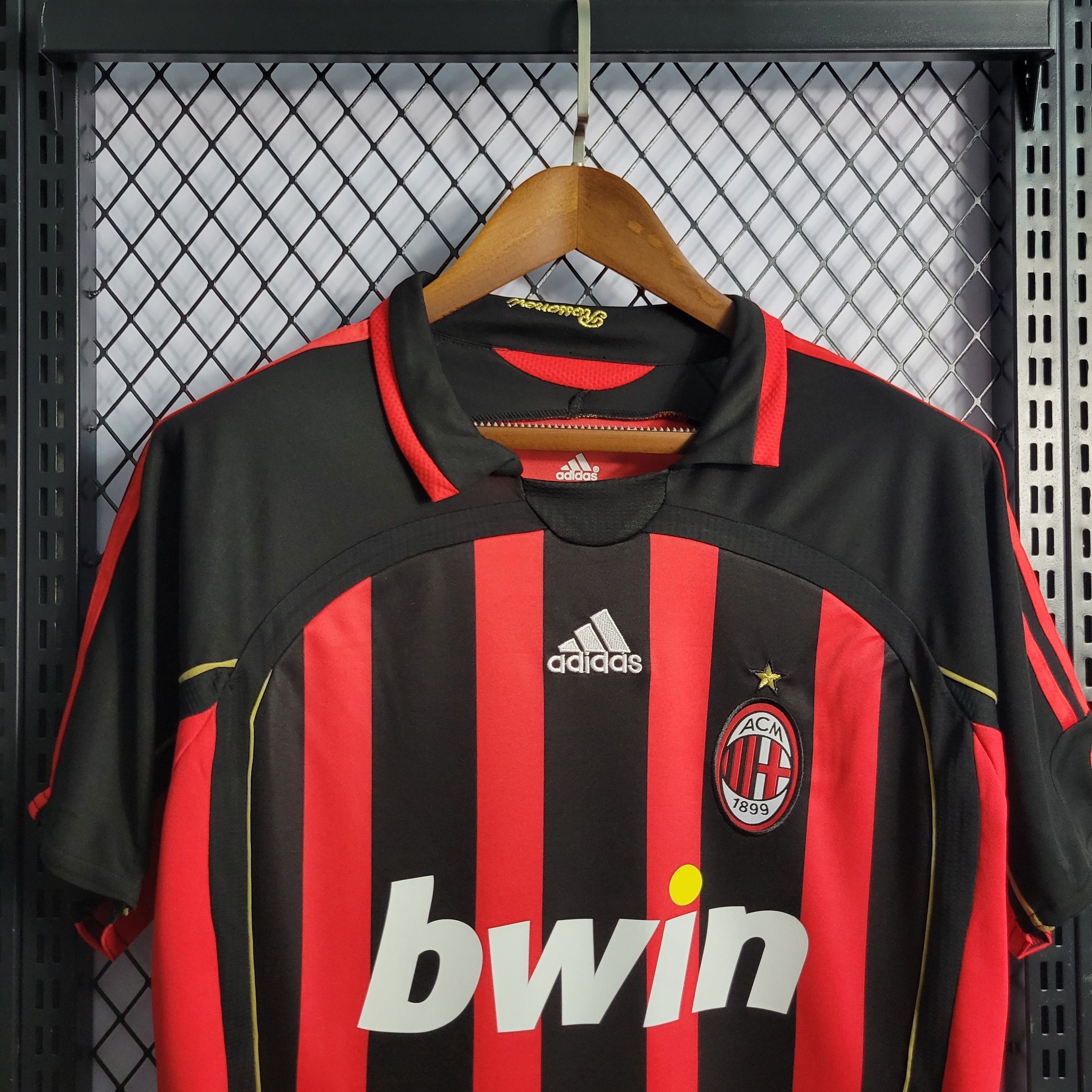 camisa-pronta-entrega-ac-milan-rossoneri-home-titular-1-2006-07-adidas-retro-masculina-masculino-bwin-vermelho-vermelha-preto-preta-kaka-sheva-shevchenko-pirlo-seedorf-nesta-maldini