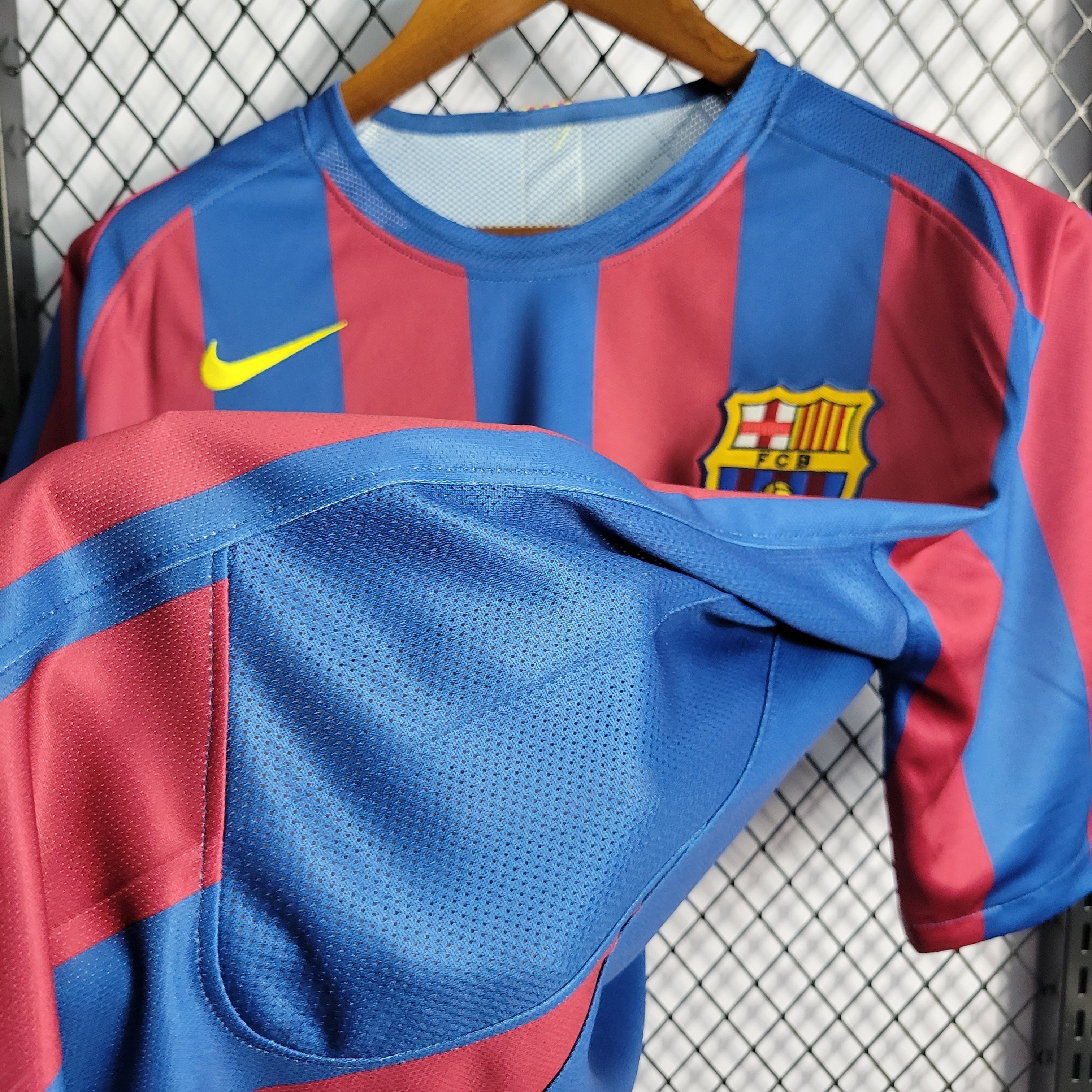 camisa-pronta-entrega-barcelona-barca-home-titular-1-2005-06-nike-retro-masculina-masculino-vermelho-vermelha-azul-ronaldinho-messi-etoo-deco-xavi-puyol