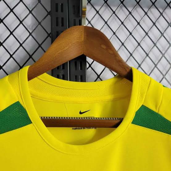 camisa-pronta-entrega-brasil-selecao-brasileira-home-titular-1-2002-nike-retro-masculina-masculino-amarelo-amarela-verde-ronaldo-rivaldo-ronaldinho-cafu-roberto-carlos