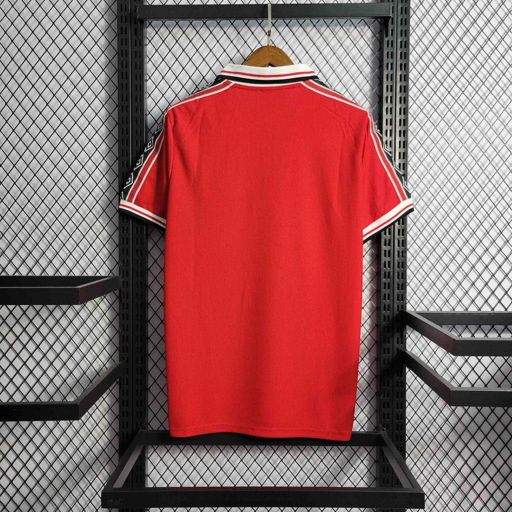 camisa-pronta-entrega-manchester-united-diabos-vermelhos-home-titular-1-1998-99-umbro-retro-masculina-masculino-sharp-premier-league-champions-vermelho-vermelha-preto-preta-giggs-beckham-scholes-keane-yorke-cole