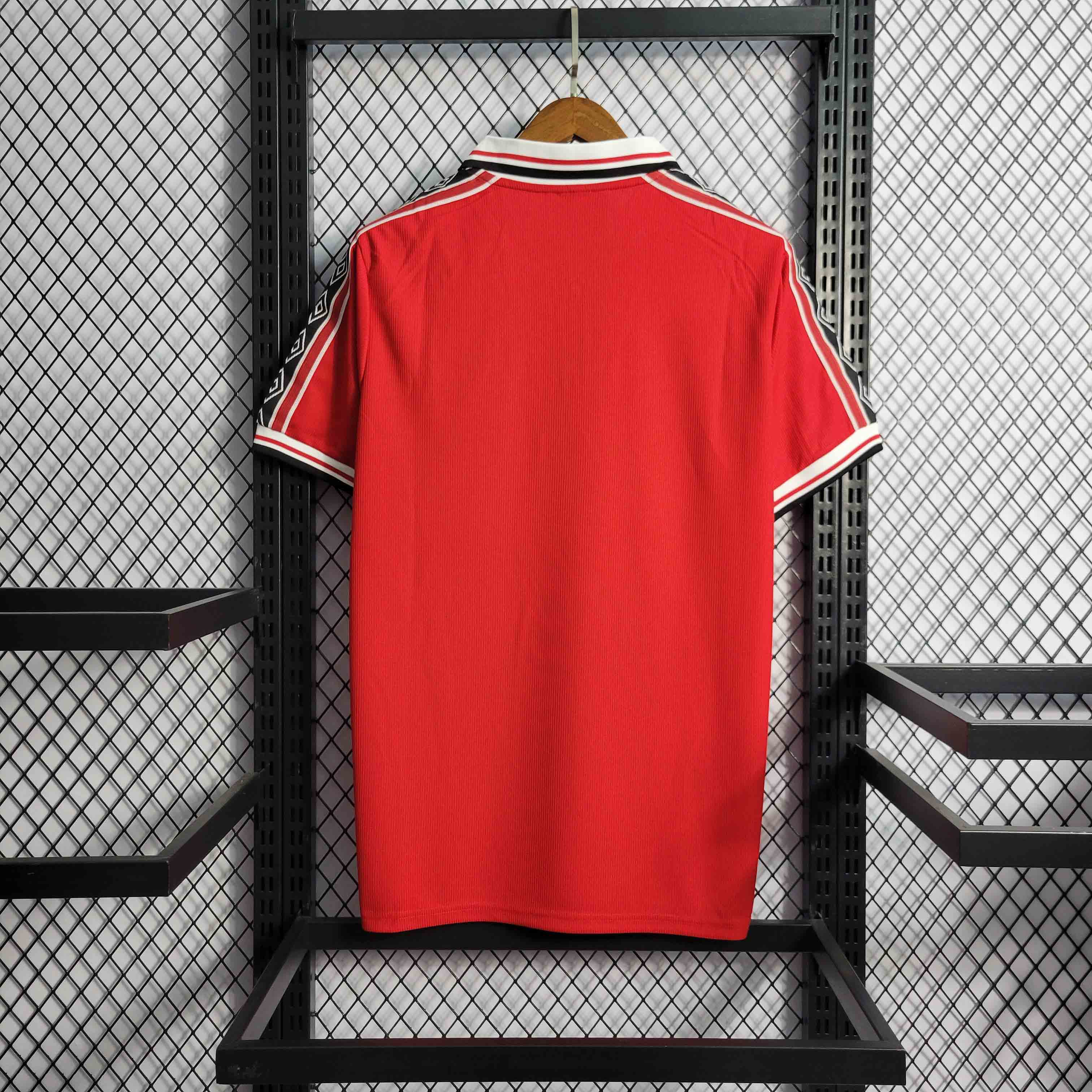 camisa-pronta-entrega-manchester-united-diabos-vermelhos-home-titular-1-1998-99-umbro-retro-masculina-masculino-sharp-premier-league-champions-vermelho-vermelha-preto-preta-giggs-beckham-scholes-keane-yorke-cole