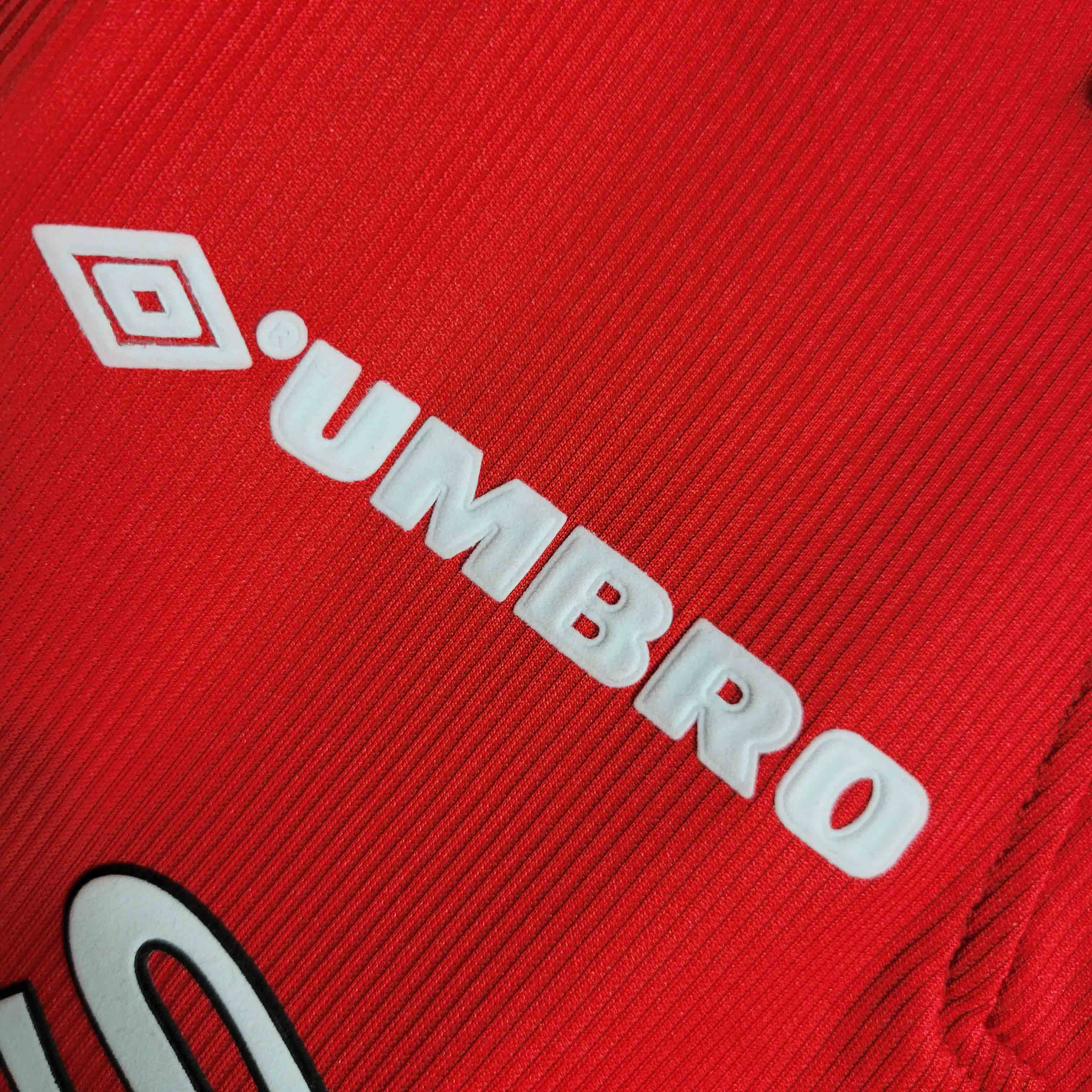 camisa-pronta-entrega-manchester-united-diabos-vermelhos-home-titular-1-1998-99-umbro-retro-masculina-masculino-sharp-premier-league-champions-vermelho-vermelha-preto-preta-giggs-beckham-scholes-keane-yorke-cole