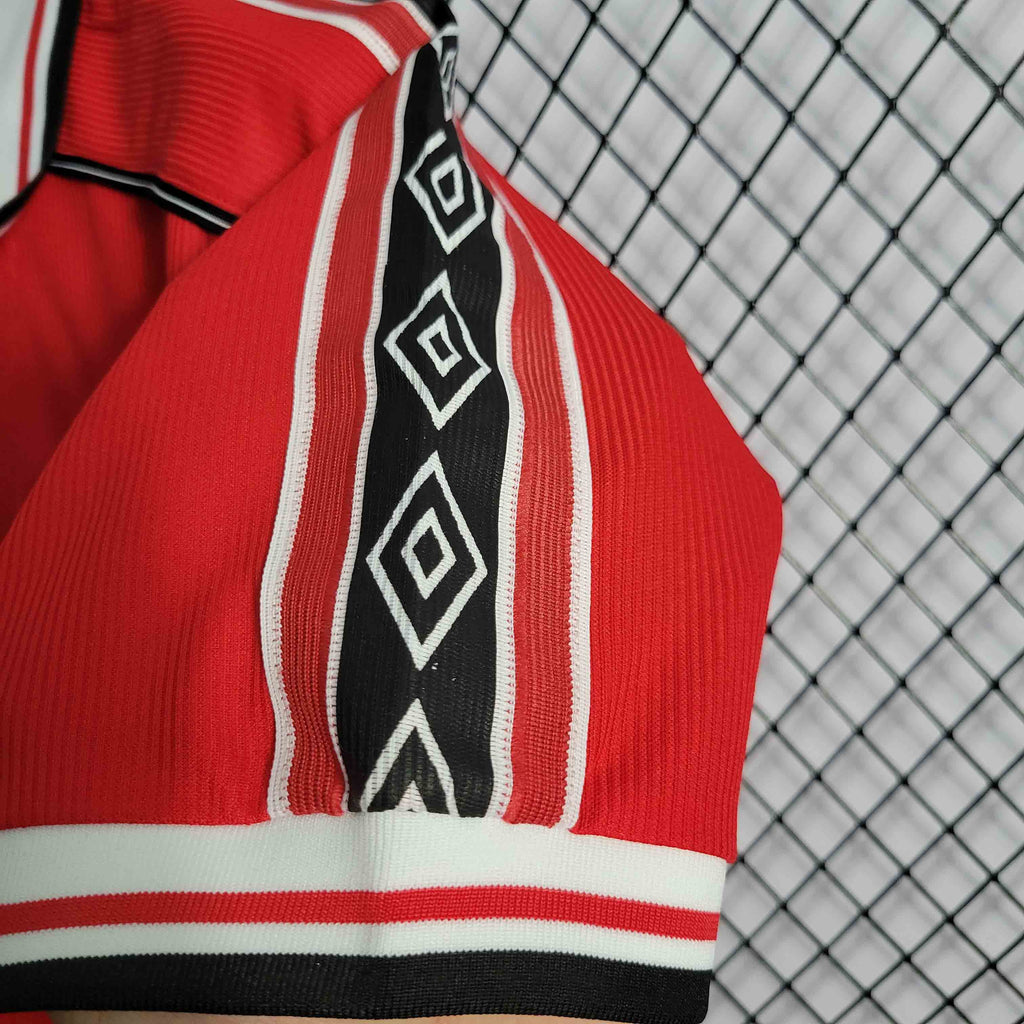 camisa-pronta-entrega-manchester-united-diabos-vermelhos-home-titular-1-1998-99-umbro-retro-masculina-masculino-sharp-premier-league-champions-vermelho-vermelha-preto-preta-giggs-beckham-scholes-keane-yorke-cole