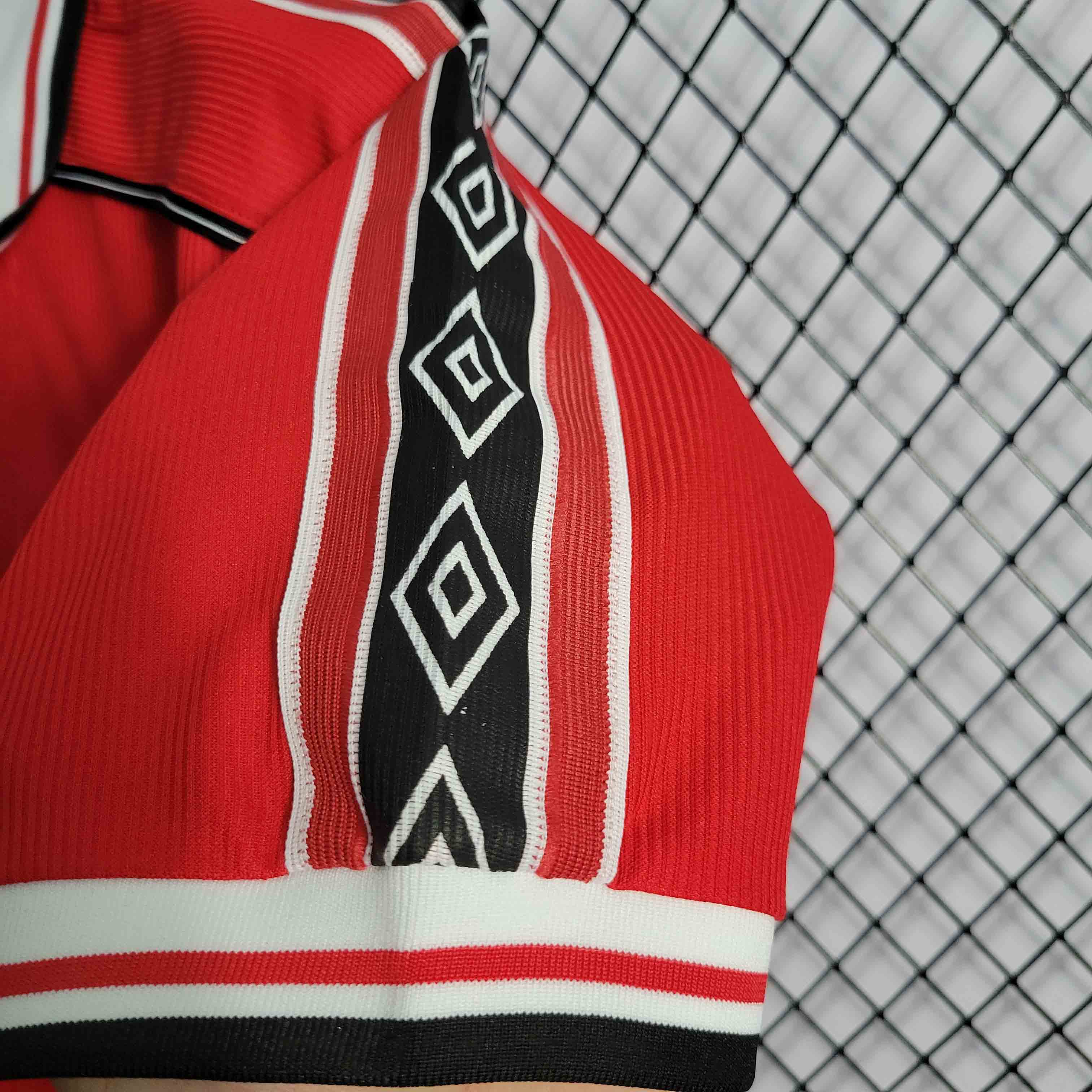 camisa-pronta-entrega-manchester-united-diabos-vermelhos-home-titular-1-1998-99-umbro-retro-masculina-masculino-sharp-premier-league-champions-vermelho-vermelha-preto-preta-giggs-beckham-scholes-keane-yorke-cole