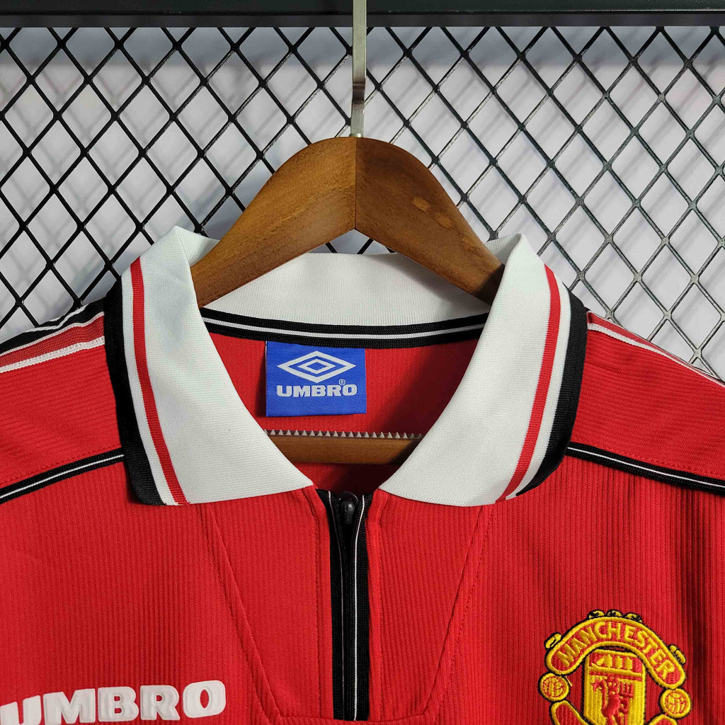 camisa-pronta-entrega-manchester-united-diabos-vermelhos-home-titular-1-1998-99-umbro-retro-masculina-masculino-sharp-premier-league-champions-vermelho-vermelha-preto-preta-giggs-beckham-scholes-keane-yorke-cole