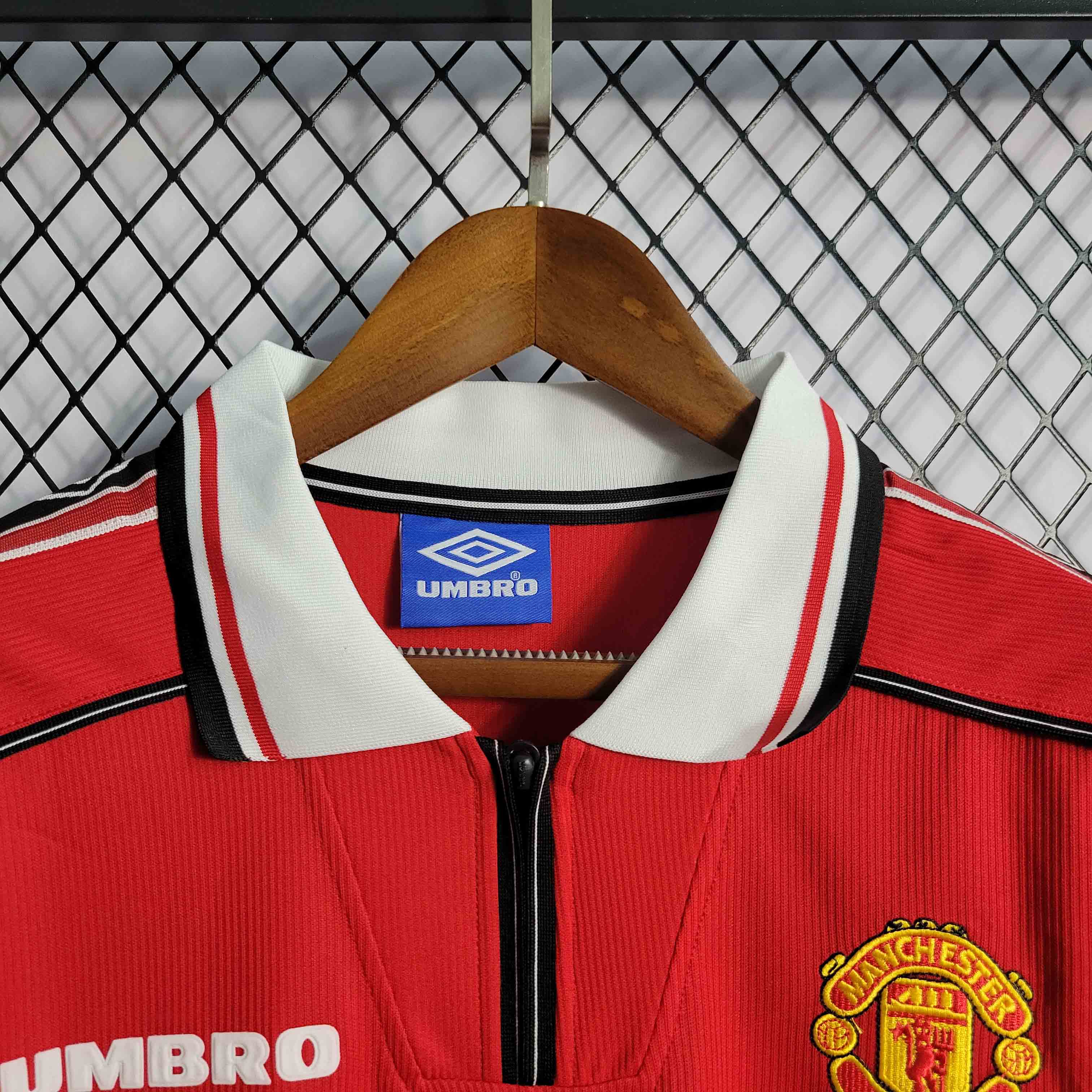 camisa-pronta-entrega-manchester-united-diabos-vermelhos-home-titular-1-1998-99-umbro-retro-masculina-masculino-sharp-premier-league-champions-vermelho-vermelha-preto-preta-giggs-beckham-scholes-keane-yorke-cole