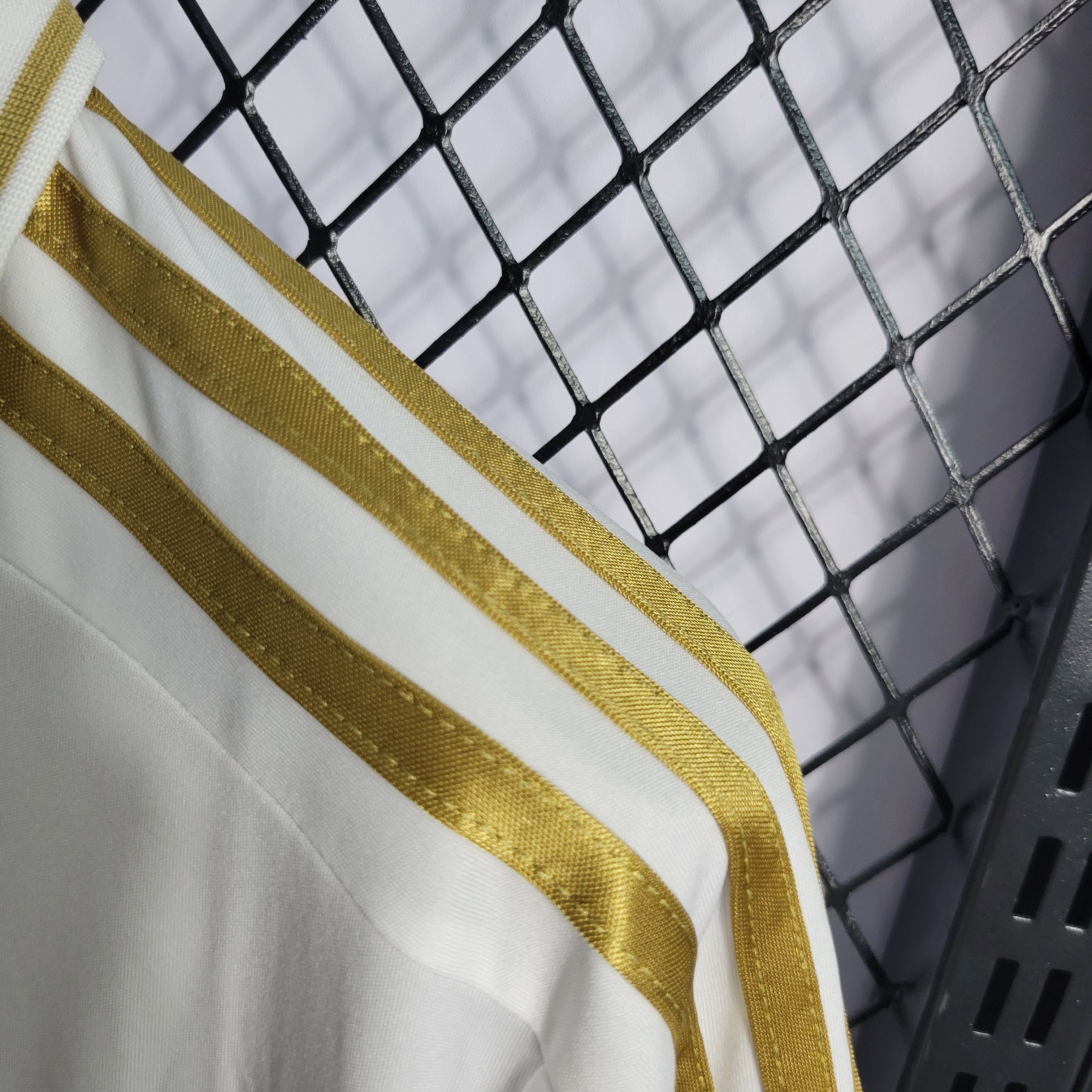 camisa-pronta-entrega-real-madrid-merengues-home-titular-1-2011-12-adidas-retro-masculina-masculino-bwin-la-liga-champions-branco-branca-dourado-dourada-cristiano-ronaldo-benzema-ozil-ramos