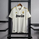 camisa-pronta-entrega-real-madrid-merengues-home-titular-1-2011-12-adidas-retro-masculina-masculino-bwin-la-liga-champions-branco-branca-dourado-dourada-cristiano-ronaldo-benzema-ozil-ramos