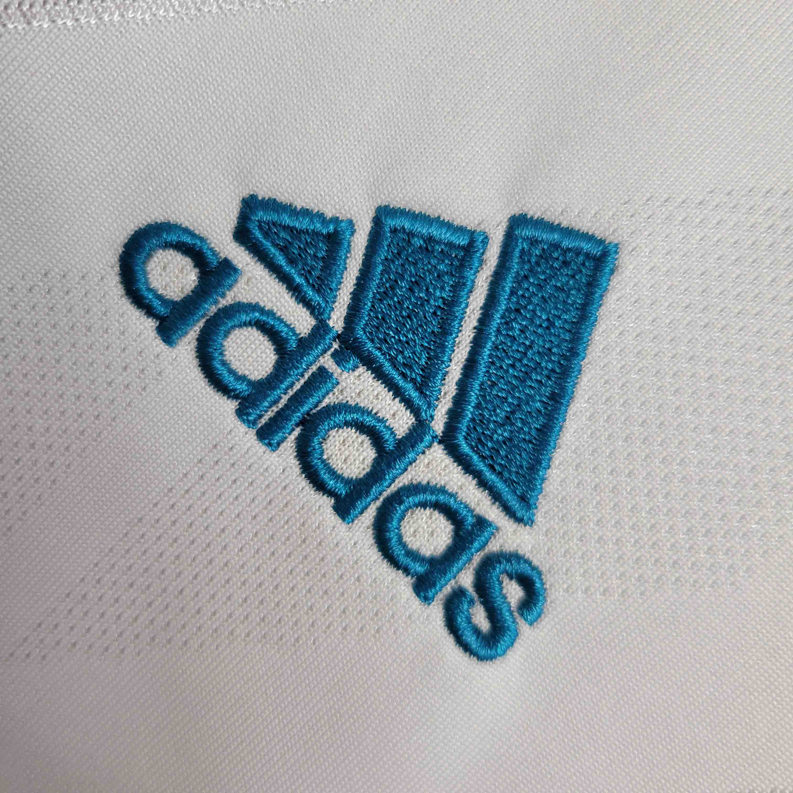 camisa-pronta-entrega-real-madrid-merengues-home-titular-1-2017-18-adidas-retro-masculina-masculino-fly-emirates-la-liga-champions-branco-branca-azul-cristiano-ronaldo-benzema-bale-ramos-modric-kroos