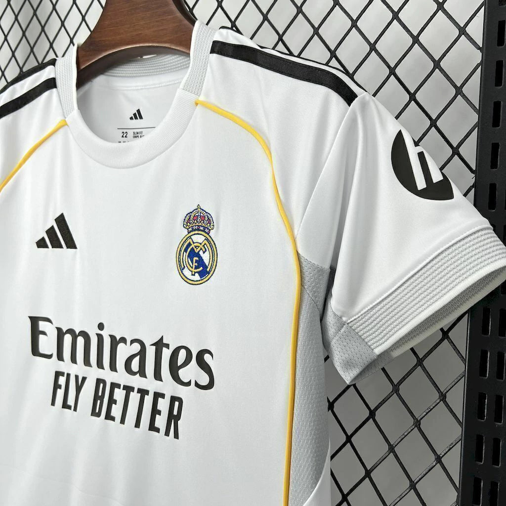 Kit Infantil Pronta Entrega Real Madrid Home 2025/26 - Adidas Torcedor - Branca/Preta