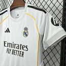 Kit Infantil Pronta Entrega Real Madrid Home 2025/26 - Adidas Torcedor - Branca/Preta