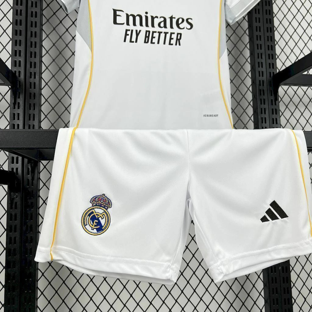 Kit Infantil Pronta Entrega Real Madrid Home 2025/26 - Adidas Torcedor - Branca/Preta