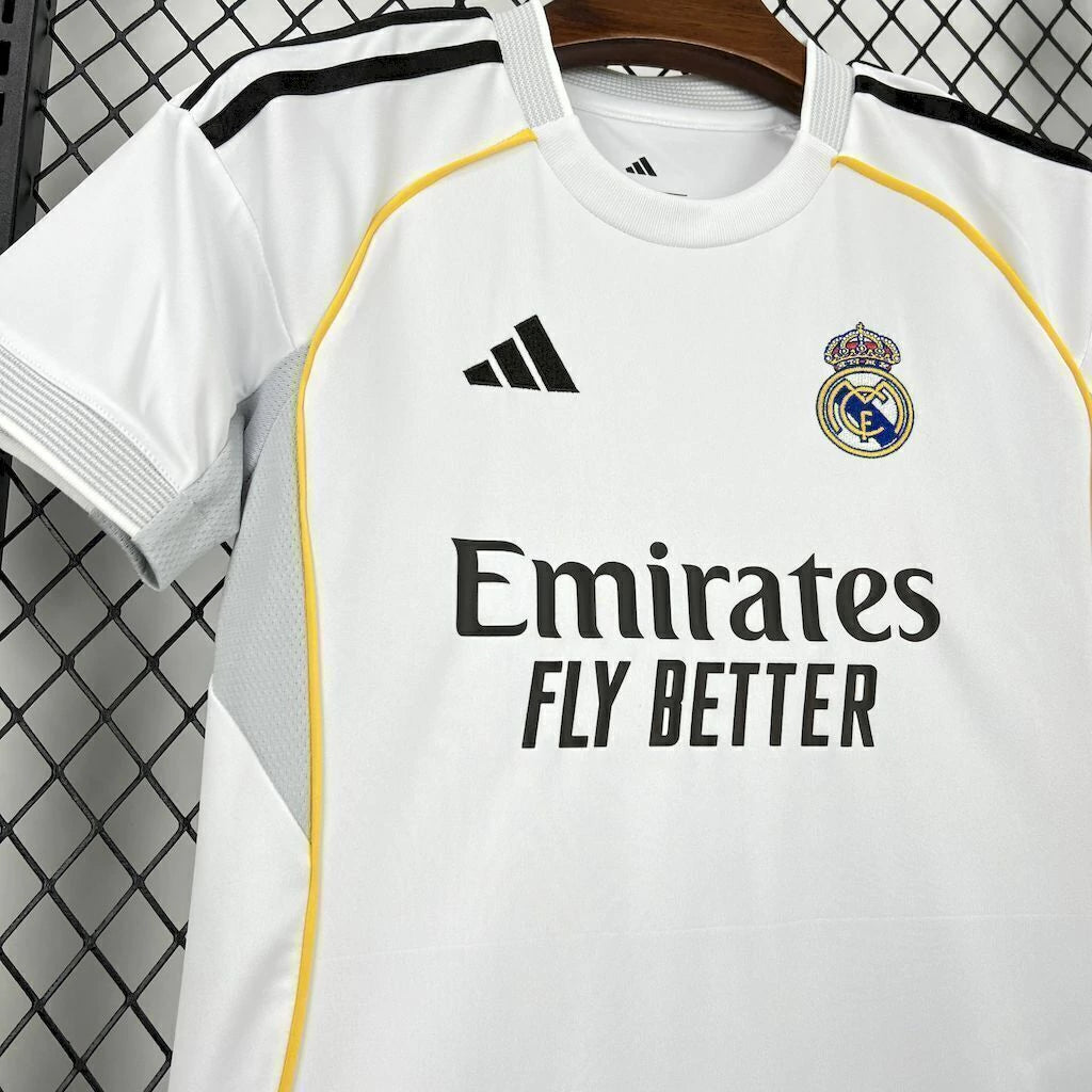 Kit Infantil Pronta Entrega Real Madrid Home 2025/26 - Adidas Torcedor - Branca/Preta
