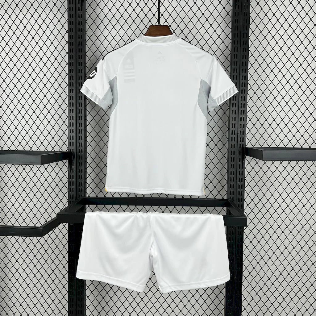 Kit Infantil Pronta Entrega Real Madrid Home 2025/26 - Adidas Torcedor - Branca/Preta