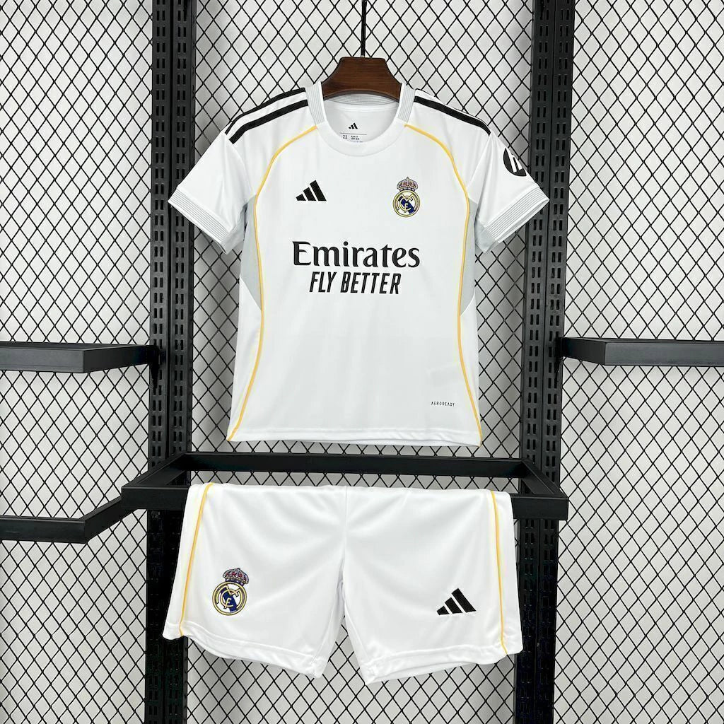 Kit Infantil Pronta Entrega Real Madrid Home 2025/26 - Adidas Torcedor - Branca/Preta