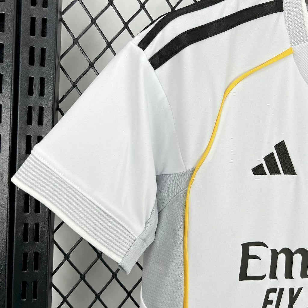 Kit Infantil Pronta Entrega Real Madrid Home 2025/26 - Adidas Torcedor - Branca/Preta