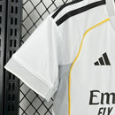 Kit Infantil Pronta Entrega Real Madrid Home 2025/26 - Adidas Torcedor - Branca/Preta