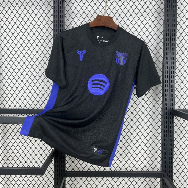 Camisa Pronta Entrega Barcelona Edição Kobe Bryant 2025/26 - Torcedor Masculina - Preta/Roxa